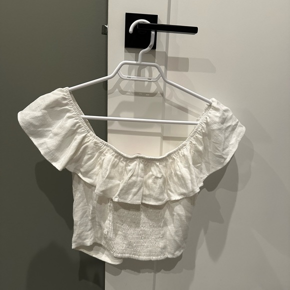 Guess crop top, size M. New, never worn, but tag is removed. Too big - Picture 2 of 2